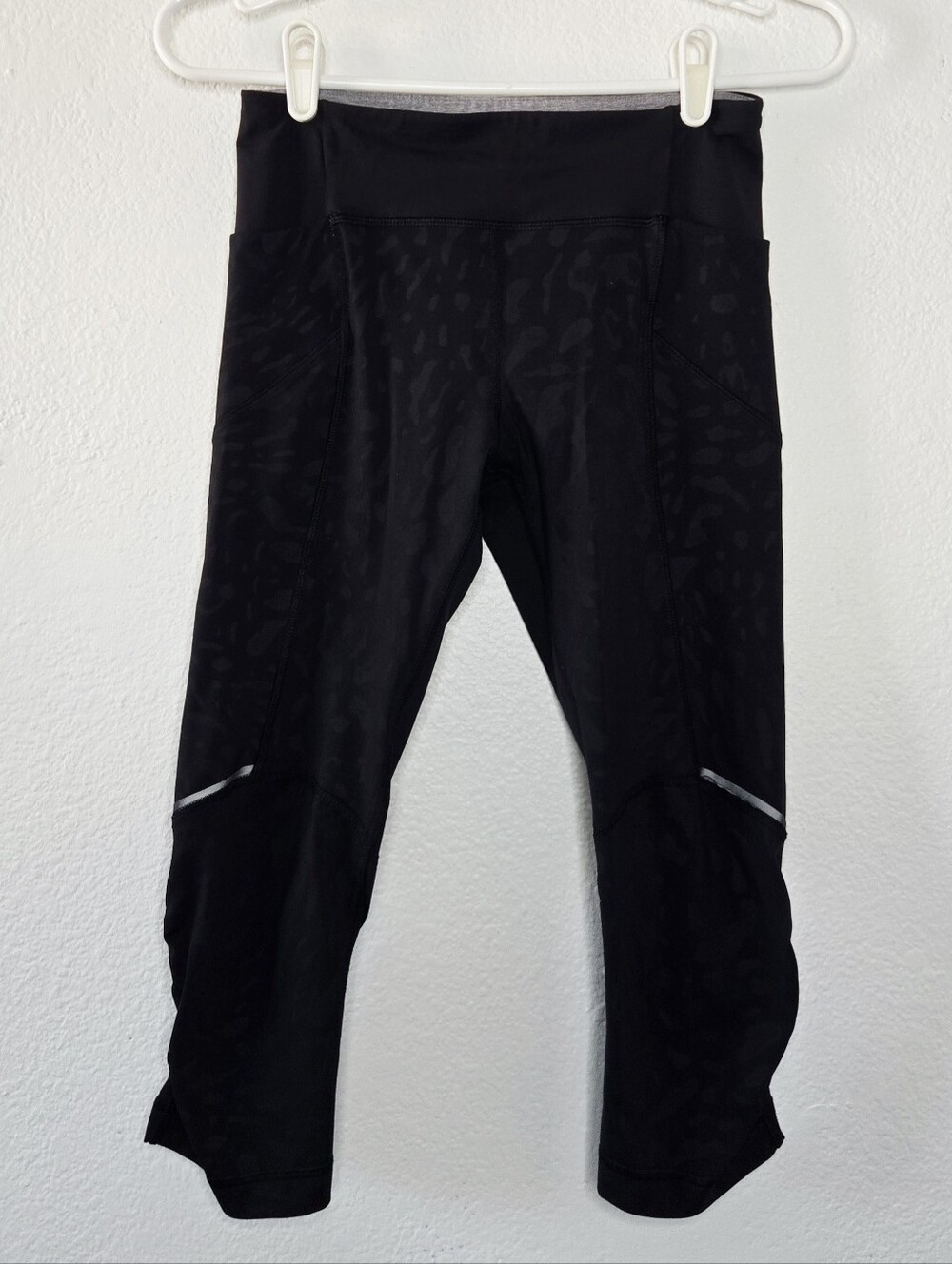 Lululemon Leopard Print Black Cropped Leggings Athleisure Yoga Training sz 4
